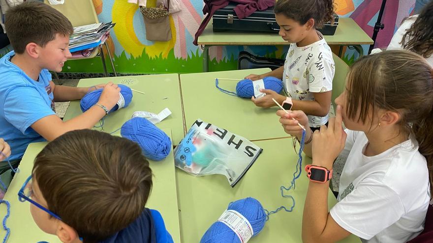 La AMPA El Llano de Monesterio enseña a los niños a hacer ganchillo