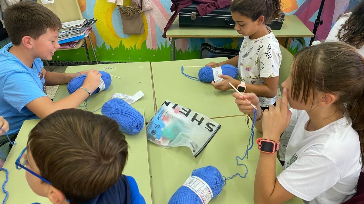 Taller de croché a cargo de las abuelas del alumnado del colegio El Llano