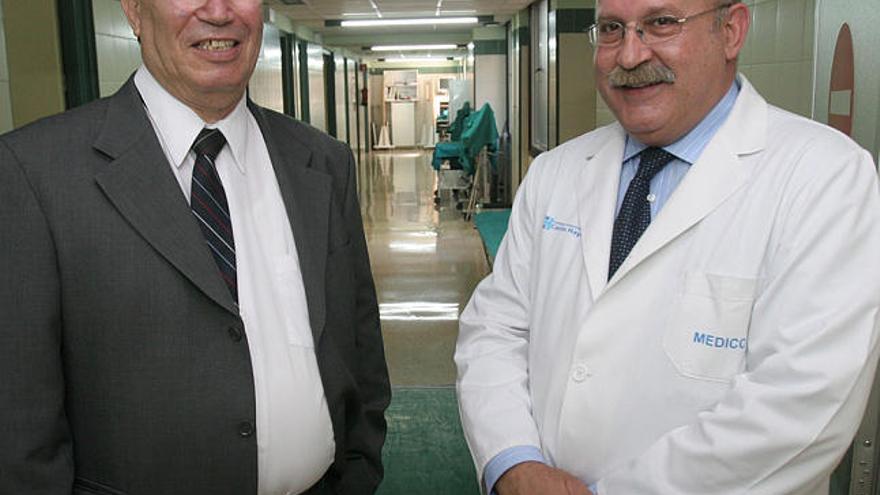 Carlos Haya. El doctor Gotfried, con el jefe de traumatología del hospital, Francisco Villanueva.