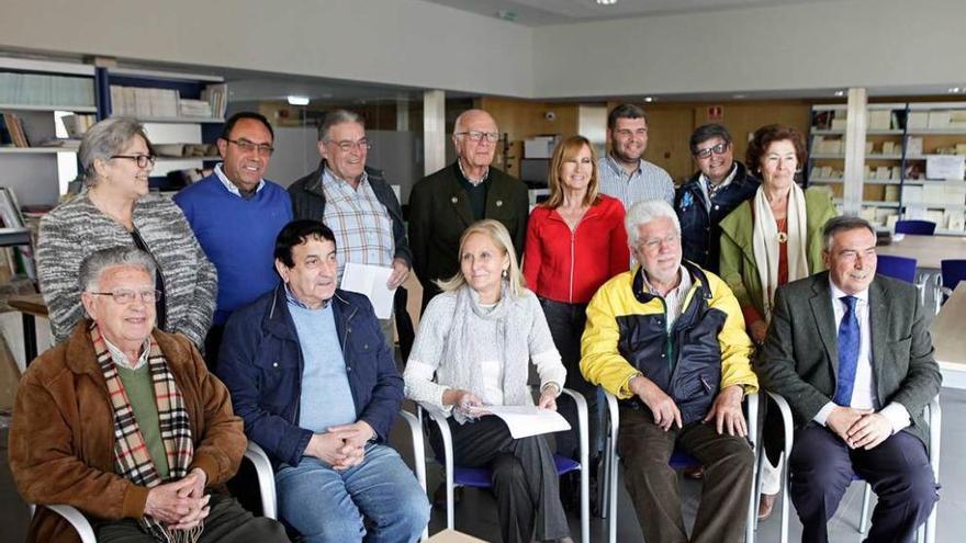 Los miembros de la candidatura de Isabel Moro, sentada, ayer, en el Ateneo Jovellanos.