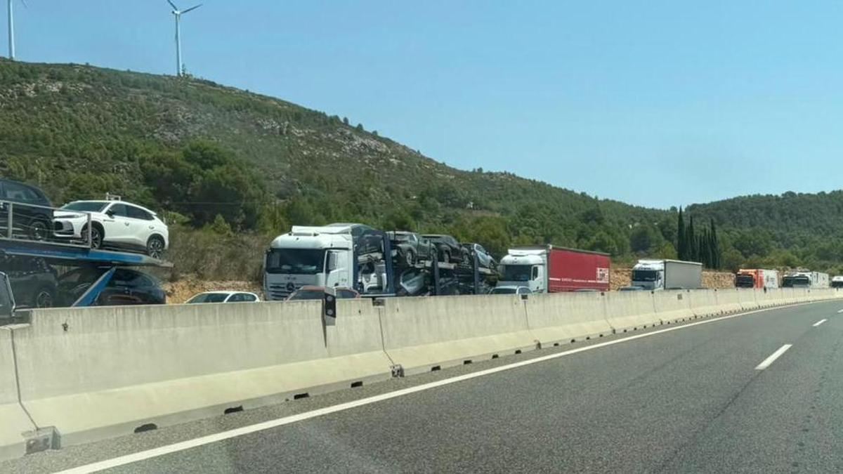Imagen de la retencción de vehículos en la A-3 provocada por un incendio forestal