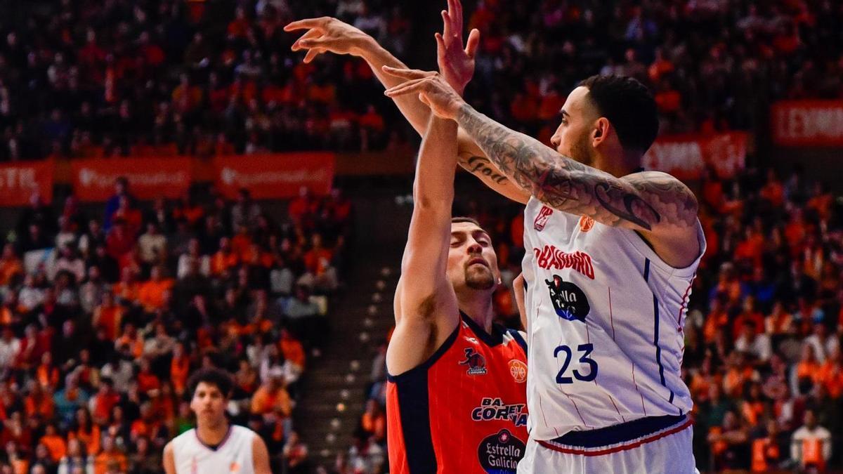 Joe Cremo intenta interceptar un lanzamiento de Yunio Barrueta.
