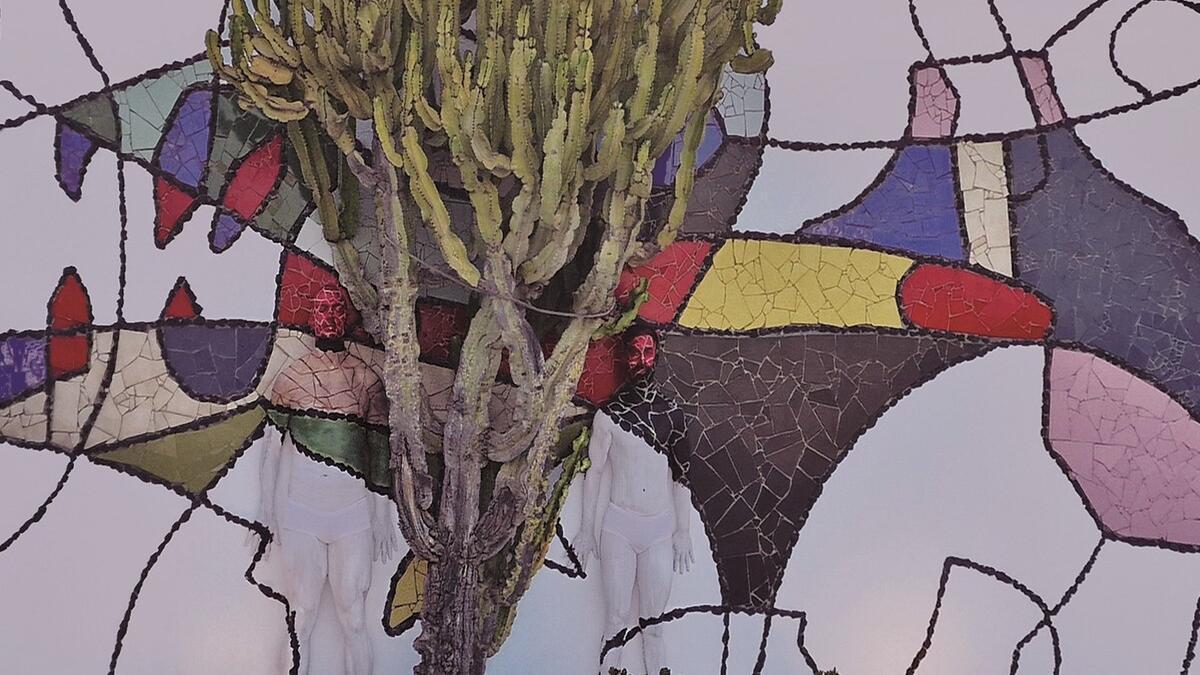 Los maniquís Carlos Che y Salvador Heredia, fundidos con el mural del patio de la fundación.