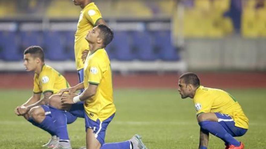 Desolación en los jugadores brasileños tras caer en la tanda de penaltis.