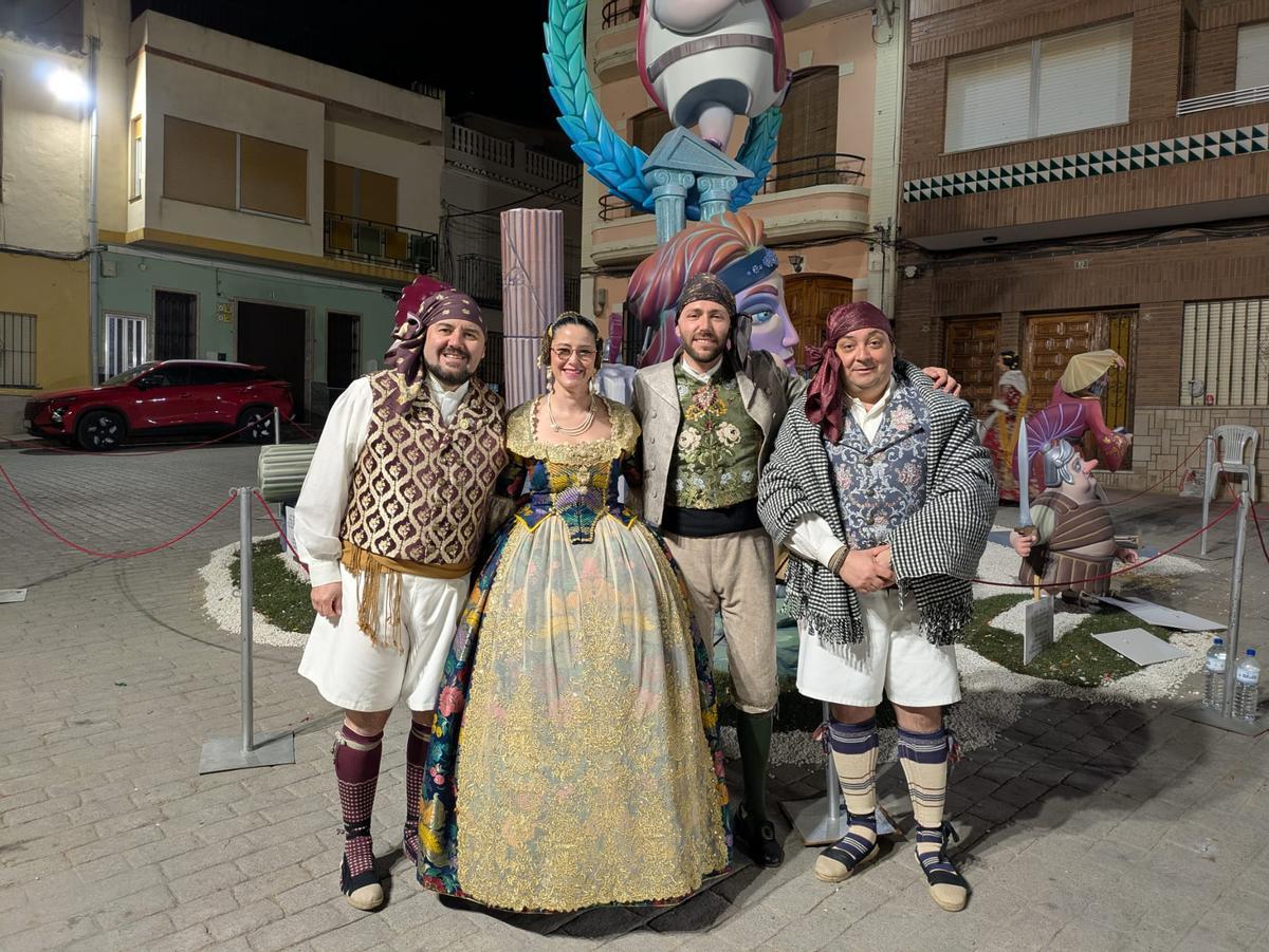 El alcalde de Gilet y un edil, con los representantes de la falla.