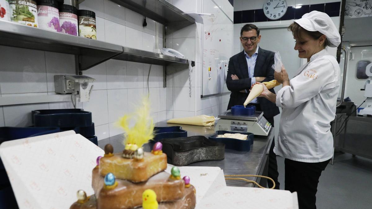La silicona y un obrador avilesino "salvan" el molde del bollo de Pascua de Avilés