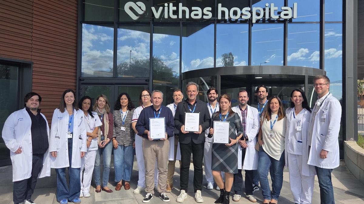 Miembros del equipo del hospital Vithas Valencia Turia posan con las tres certificaciones de calidad obtenidas en su primer año.