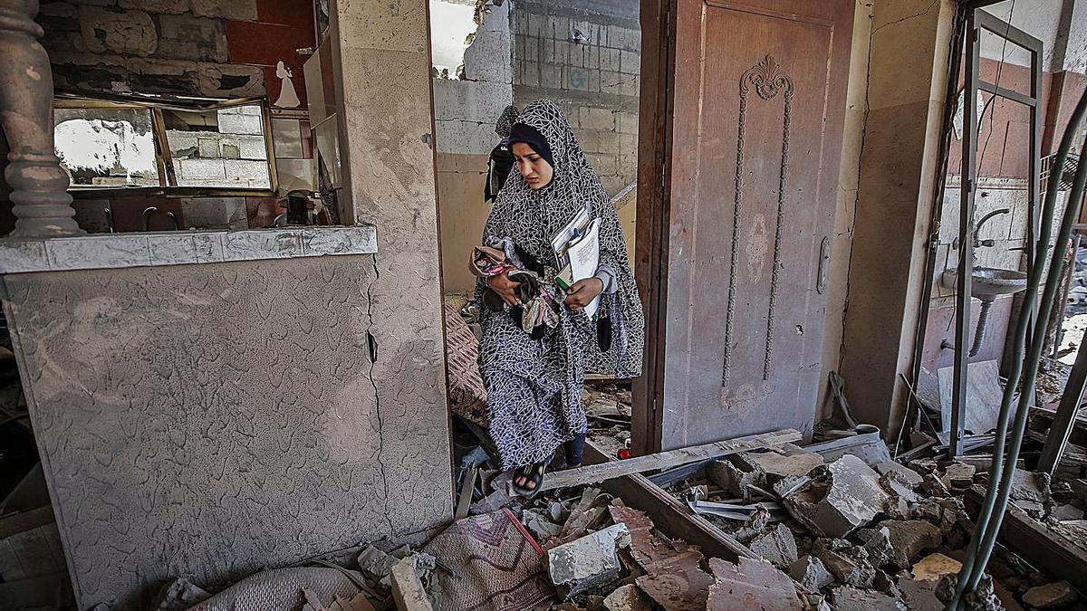 Una dona, entre les ruïnes de casa seva, a Beit Hanun, al nord de la Franja de Gaza.  | AFP