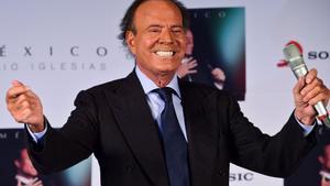 (FILES) Spanish singer Julio Iglesias sings before a press conference in Mexico city, on September 23, 2015. Spanish prosecutors on January 23, 2026 shelved a sex abuse and human trafficking complaint against veteran singer Julio Iglesias, saying Spains courts had no jurisdiction in the case. (Photo by Ronaldo SCHEMIDT / AFP)