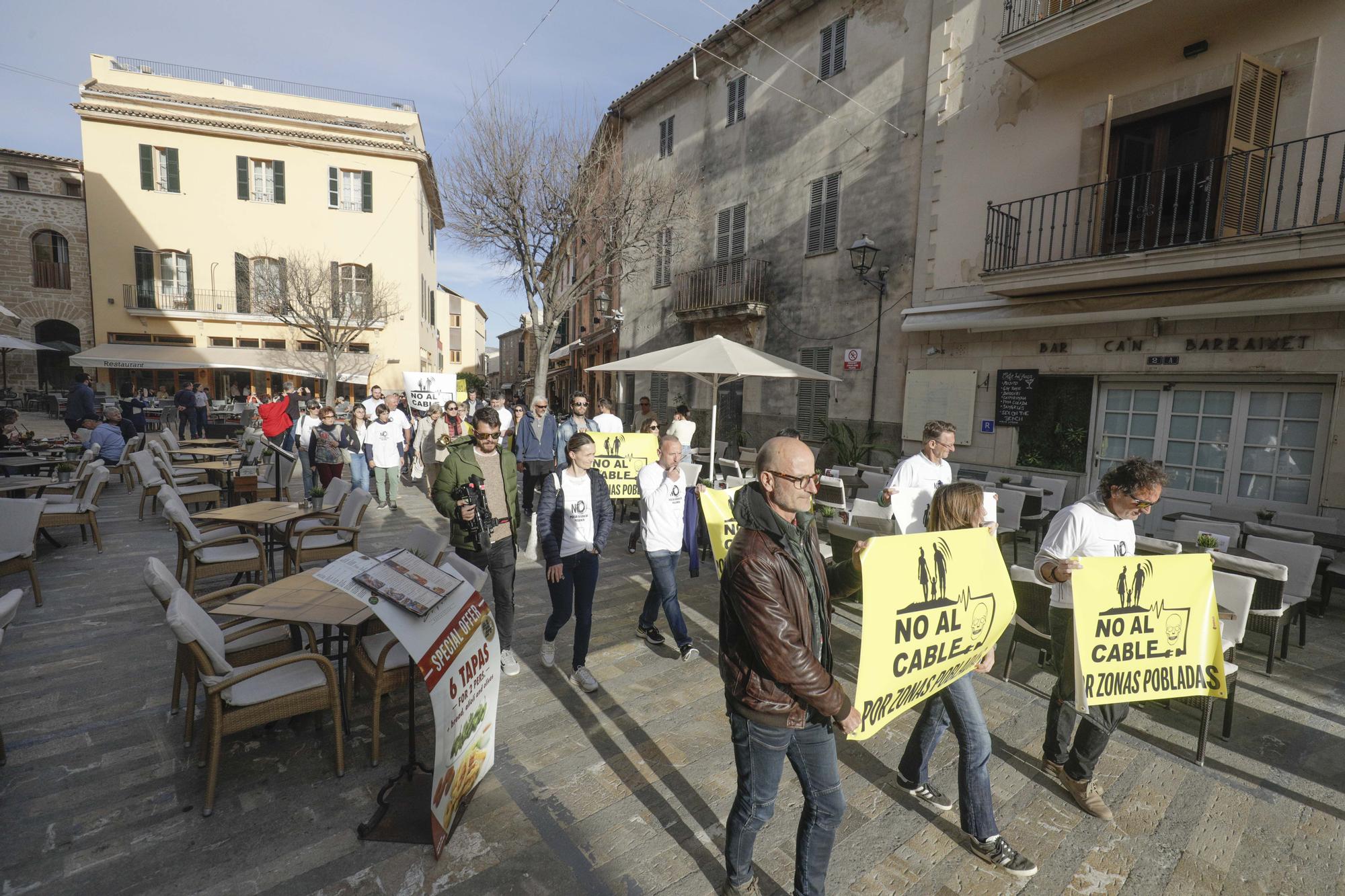 Una manifestación en Alcúdia clama contra el segundo cable eléctrico