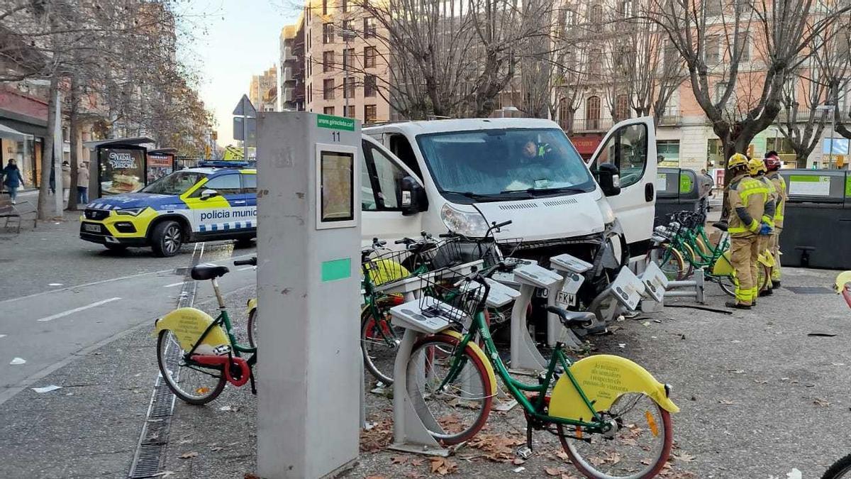 Les fotos de l'accident d'una furgoneta contra una estació de Girocleta