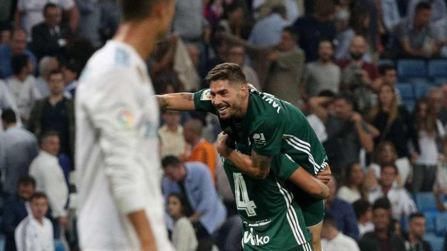 Javi García y Zou Feddal celebran la victoria del Betis ante un Cristiano Ronaldo serio. // Sergio Pérez