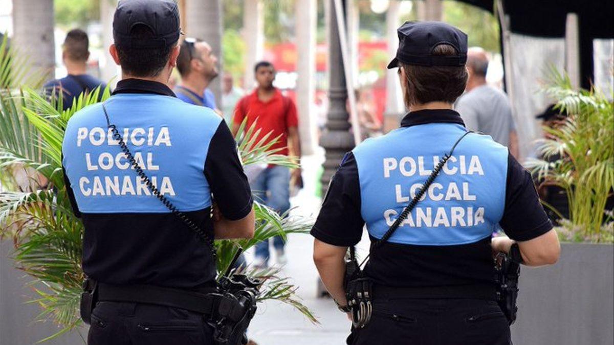 Dos agentes de la Policía Local durante un servicio.