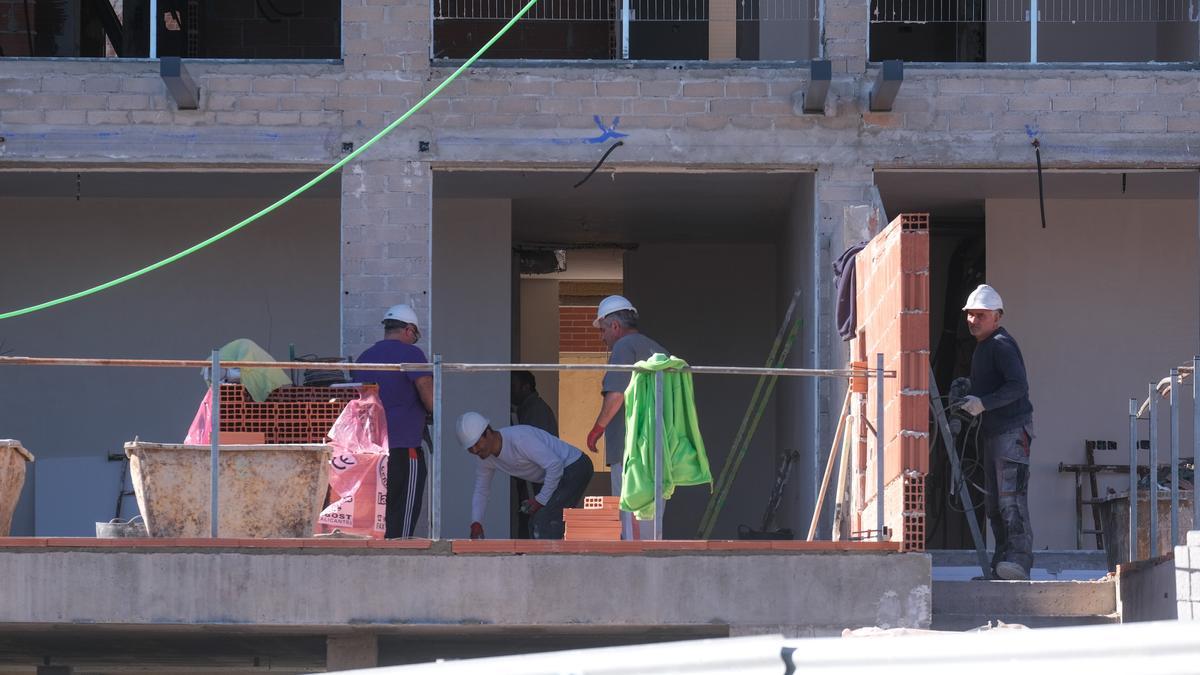 Obreros en un edificio en construcción en Alicante.