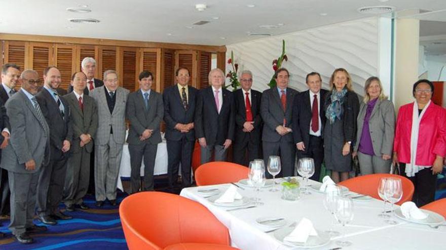 González Ortiz, en el centro, junto a representantes consulares.