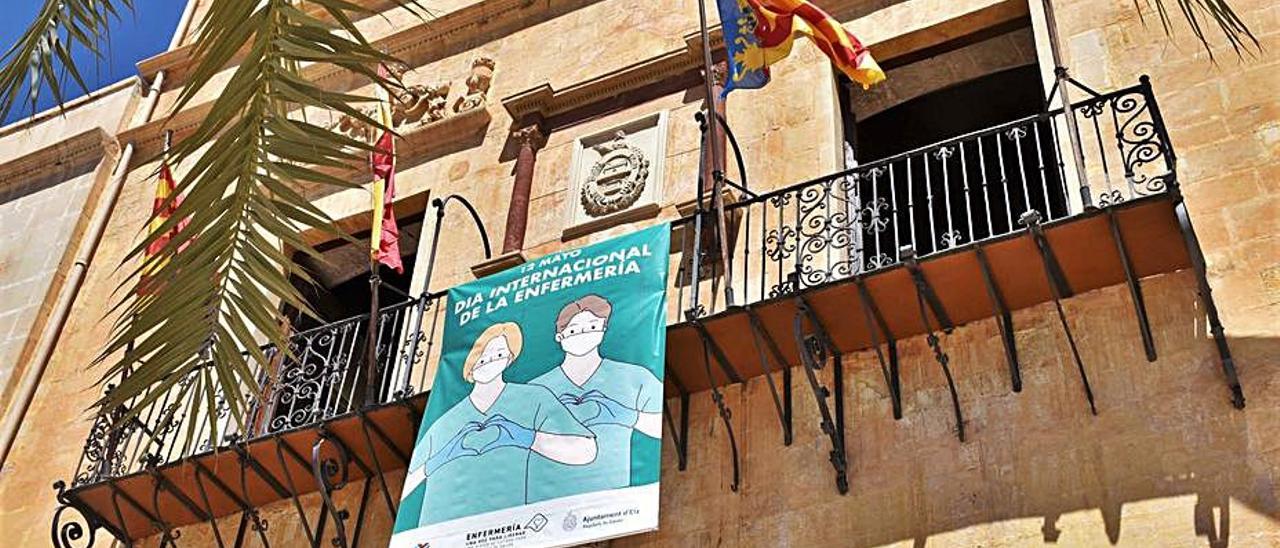 Fachada del Ayuntamiento, con un enorme cartel. | INFORMACIÓN