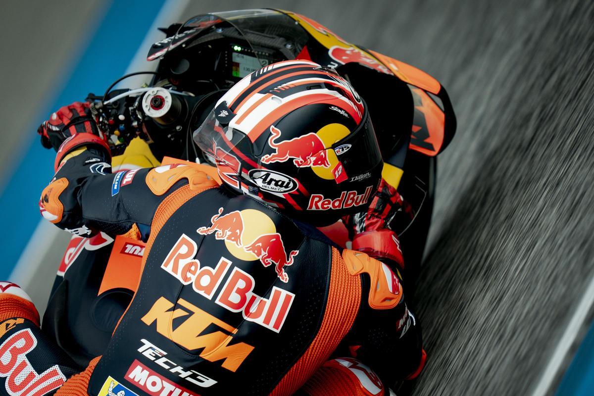 El murciano Pedro Acosta (KTM) salió líder, en solitario, del Mundial tras el GP de Tailandia.