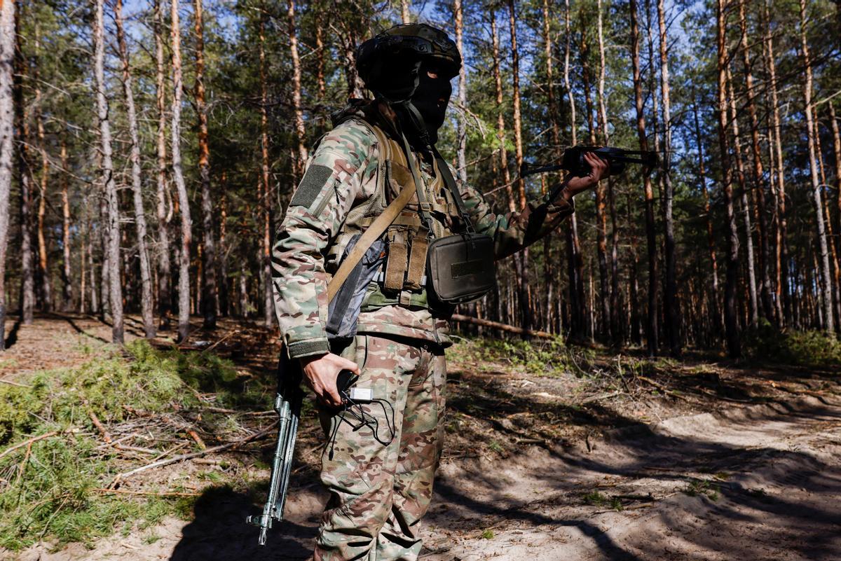 Los militares ucranianos del 110.º Batallón participan en un ejercicio con drones, cerca de la ciudad de Kreminna, en primera línea del frente.