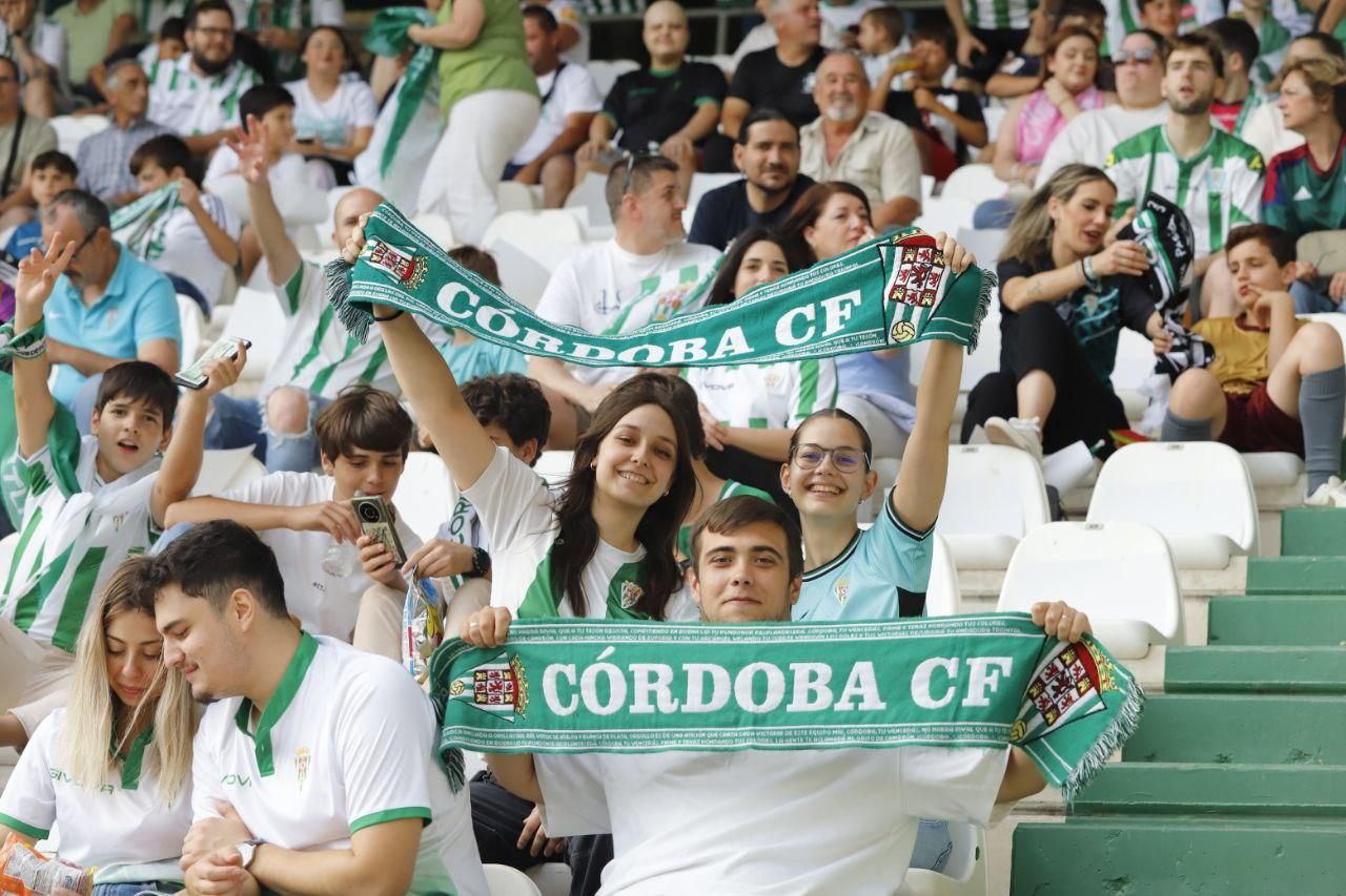 Córdoba CF-Ponferradina | Las imágenes de la afición blanquiverde en el play off de ascenso
