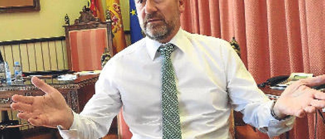 Emilio Bascuñana, ayer en su despacho de la Alcaldía en el Palacio del Marqués de Arneva.