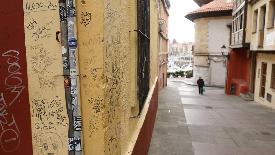 Vídeo: Los vecinos de Gijón piden multas "ejemplares" y concienciación para combatir las pintadas callejeras