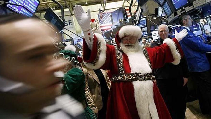 Papa Noel celebra con los brokers en la Bolsa de Nueva York las fuertes subidas registradas por el plan de rescate para el Citigroup
