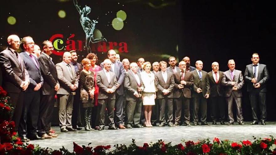 Foto de familia de todos los premiados durante la ceremonia, acompañados de las diferentes autoridades.