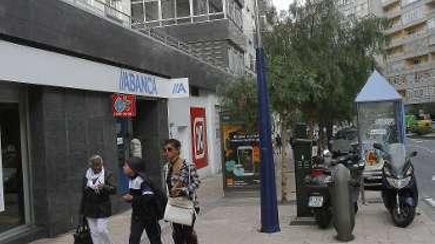 Un hombre huye con más de 2.000 euros tras atracar un banco en Vigo