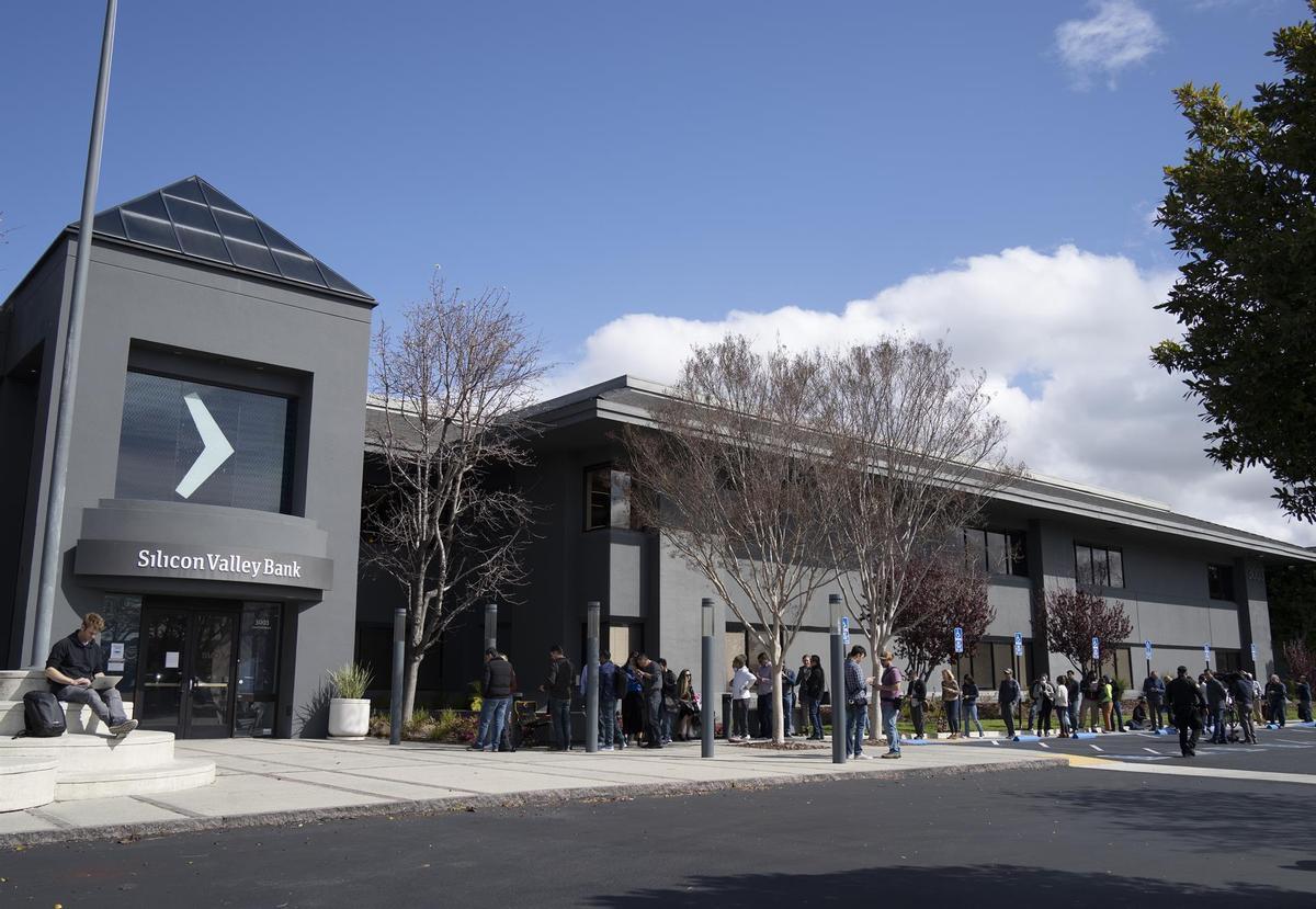 Personas esperando a las puertas de la sede de Silicon Valley Bank (SVB) en Santa Clara, California, el 13 de marzo.