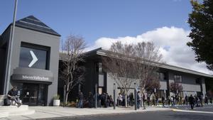 Personas esperando a las puertas de la sede de Silicon Valley Bank (SVB) en Santa Clara, California, el 13 de marzo.