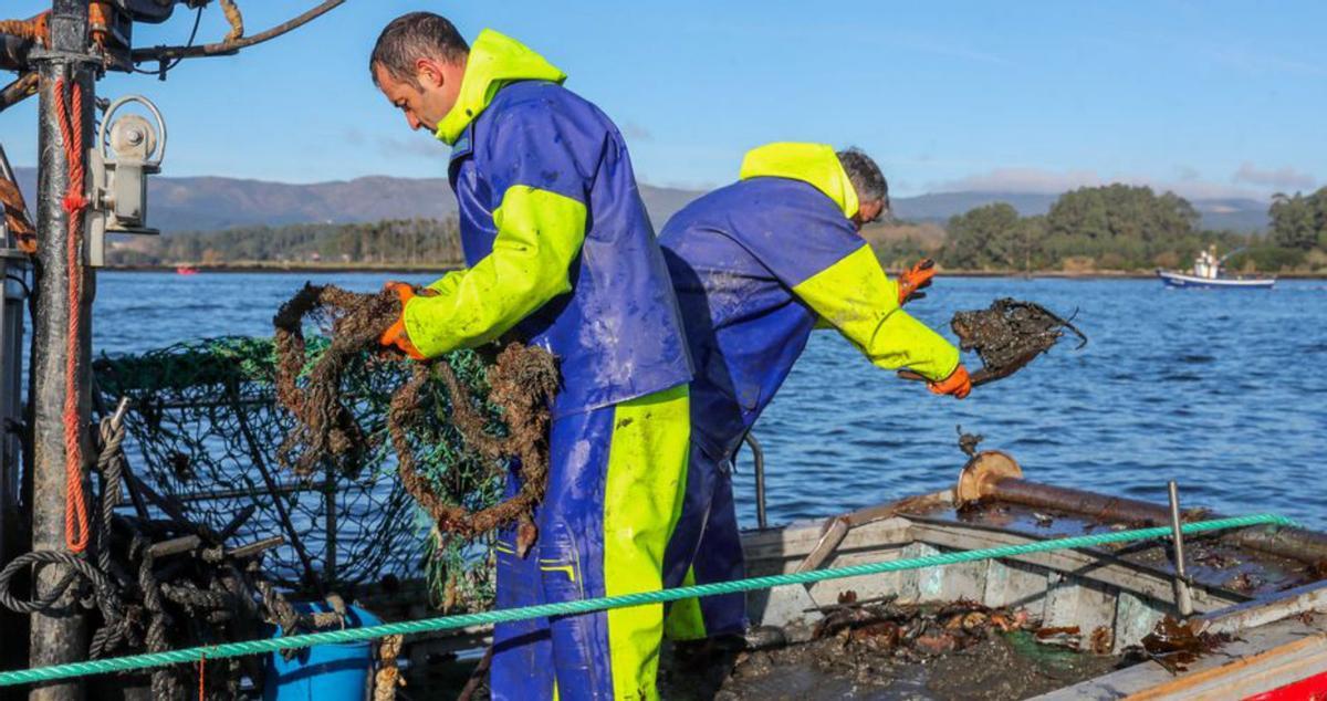Un pescador limpia la cubierta tras un lance. |  Iñaki Abella