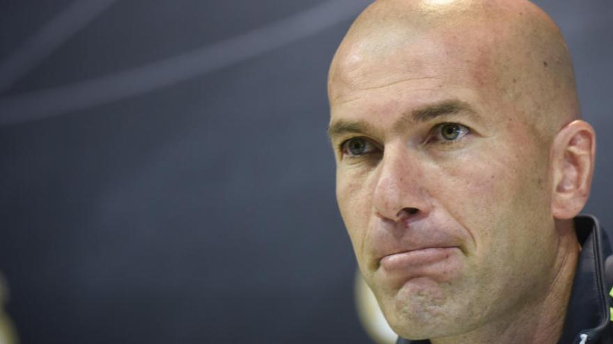 Zidane abandona la concentración.