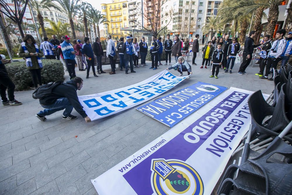 Alrededor de 400 aficionados del Hércules se manifiestan en contra de la gestión de Ortiz y Ramírez.