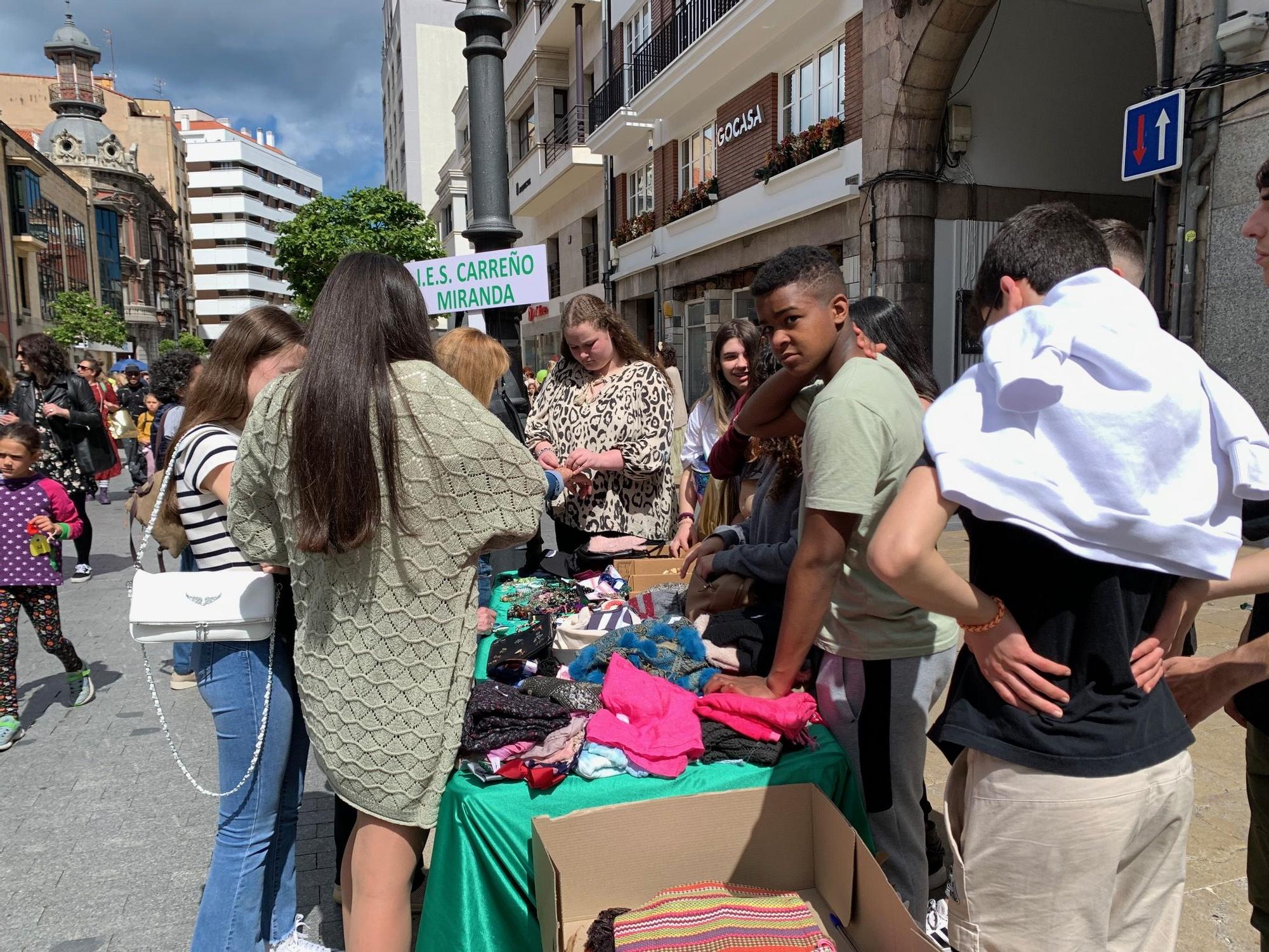 Mercadillo estudiantil en Avilés para el viaje de fin de curso