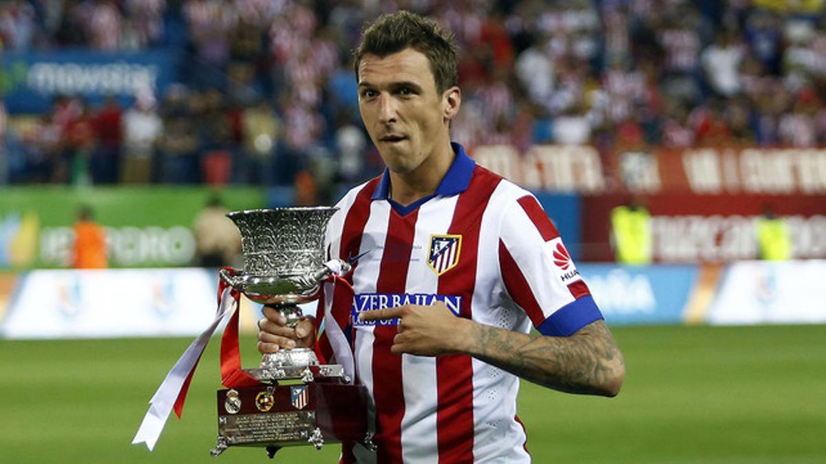 Mario Mandzukic, autor del gol de la victoria en la Supercopa de España, posa con el trofeo