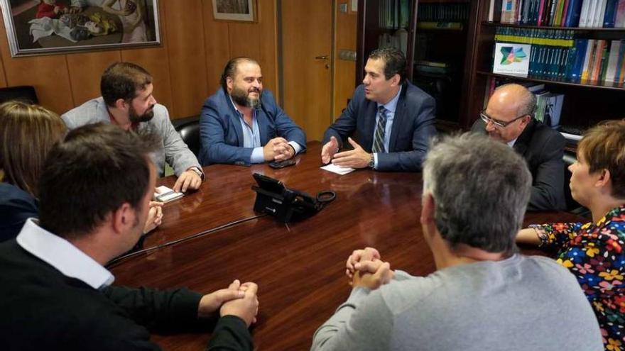 Alberto Castro reunido ayer con representantes del Consejo Regulador del Vino de Toro.