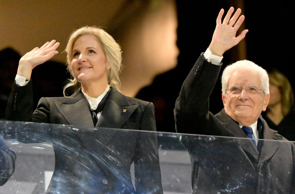 La presidenta del COI, Kirsty Coventry, y el presidente italiano, Sergio Mattarella, saludan al público del estadio de San Siro, dónde se celebra la Ceremonia.