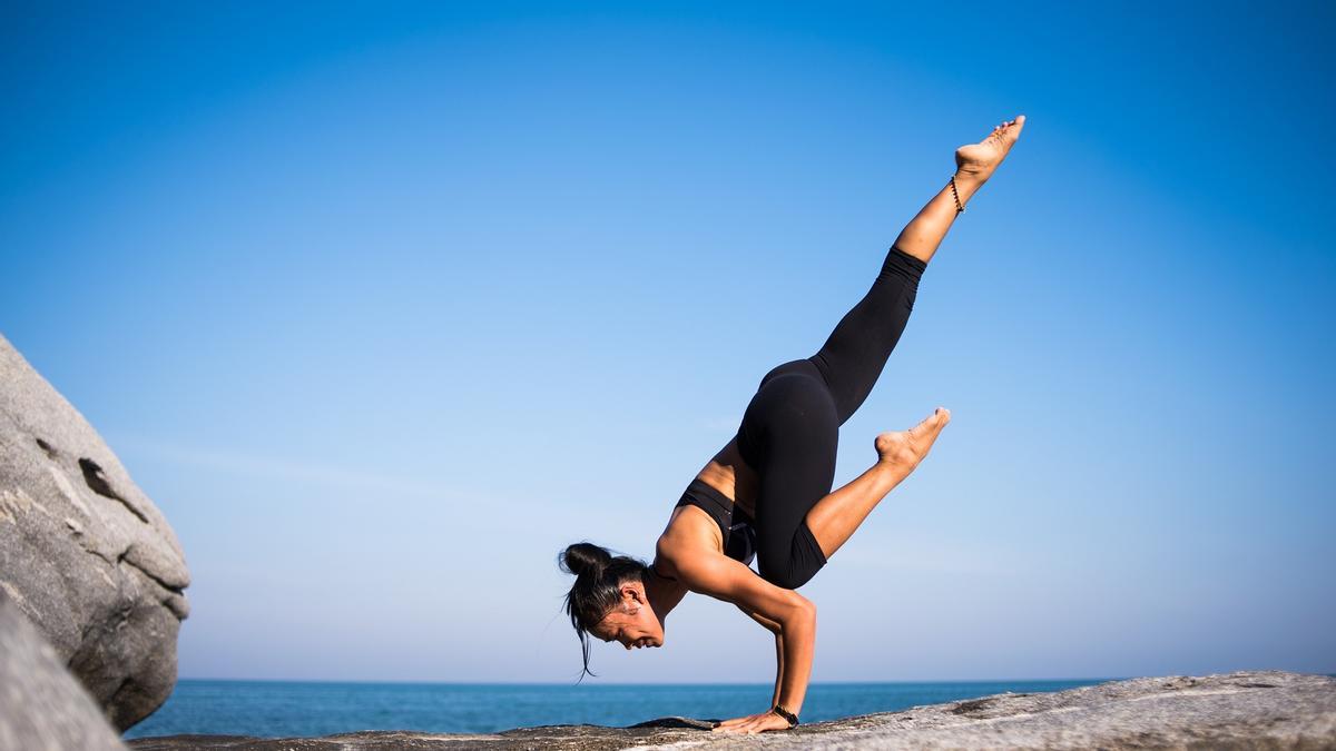 Una mujer practicando Yoga.