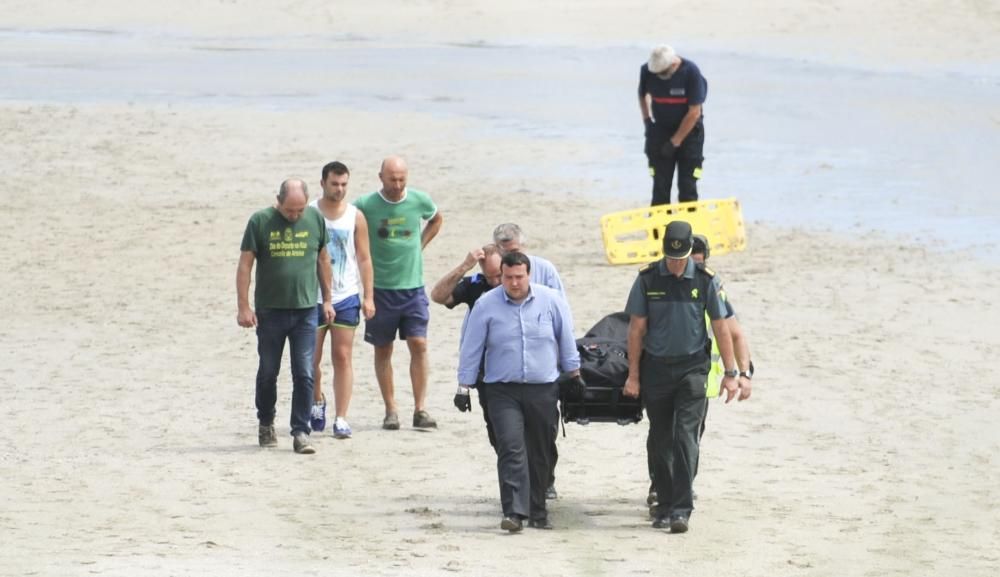 Los surfistas intentaron socorrerla pero se quedó atrapada en una corriente.