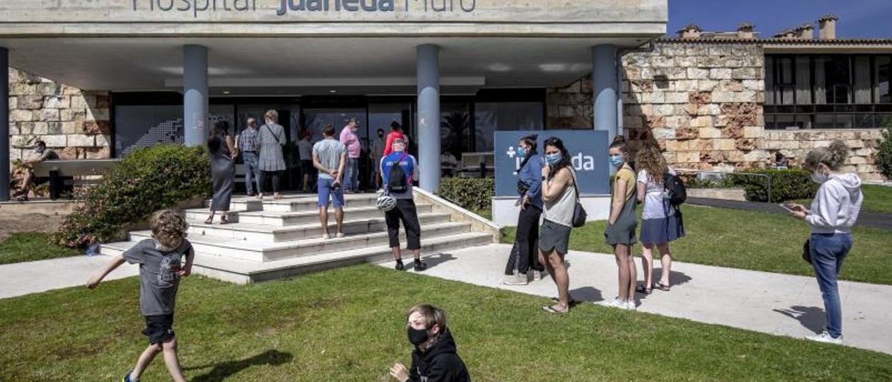 Colas de turistas haciendo cola para hacerse una PCR en el hospital de Muro.