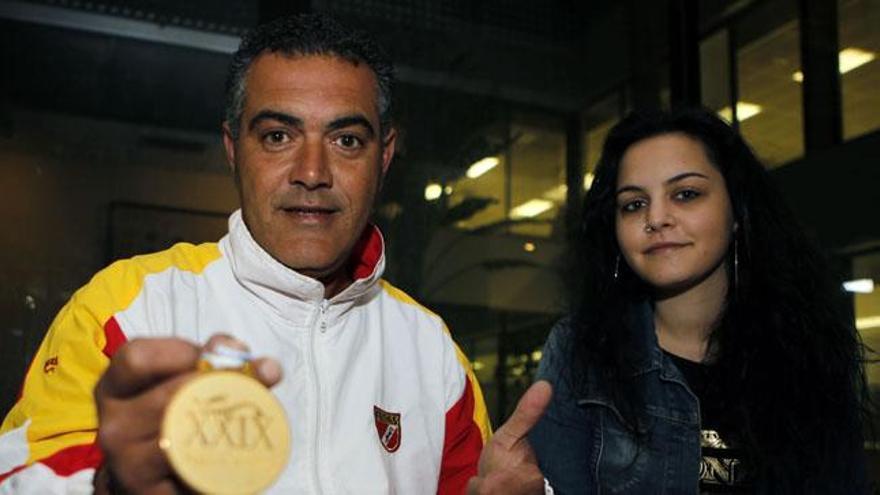 Andreu Sureda posa en DIARIO de MALLORCA con su medalla de oro junto a su hija Marta.