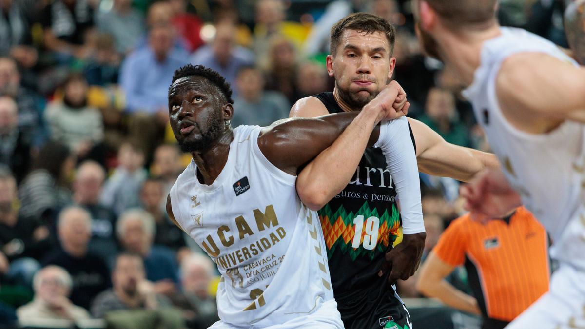 Ilimane Diop, del UCAM Murcia, peleando por un balón ante Sulejmanovic.