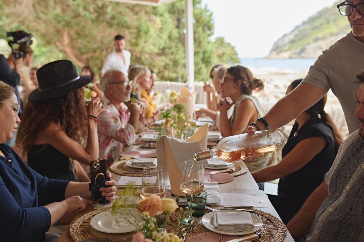 Sonrojo es uno de esos chiringuitos en los que disfrutar de la gastronomía y el paisaje de Ibiza.