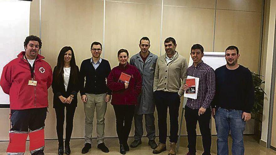 Empleados de Cafento asistentes al curso de uso del desfibrilador.