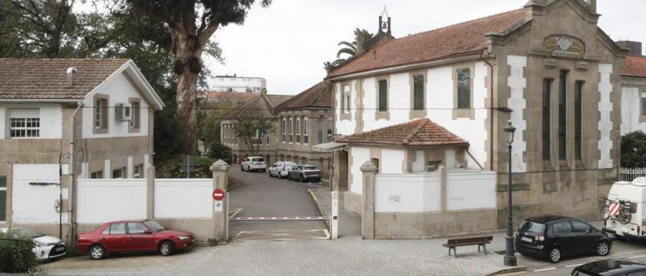 Instalaciones del Hospital Nicolás Peña, de donde la funeraria retiró erróneamente el cadáver.   // R. GROBAS