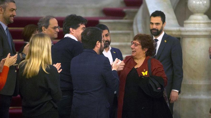 Exconsellers presos llegan al Parlament de Cataluña entre aplausos y gritos de libertad