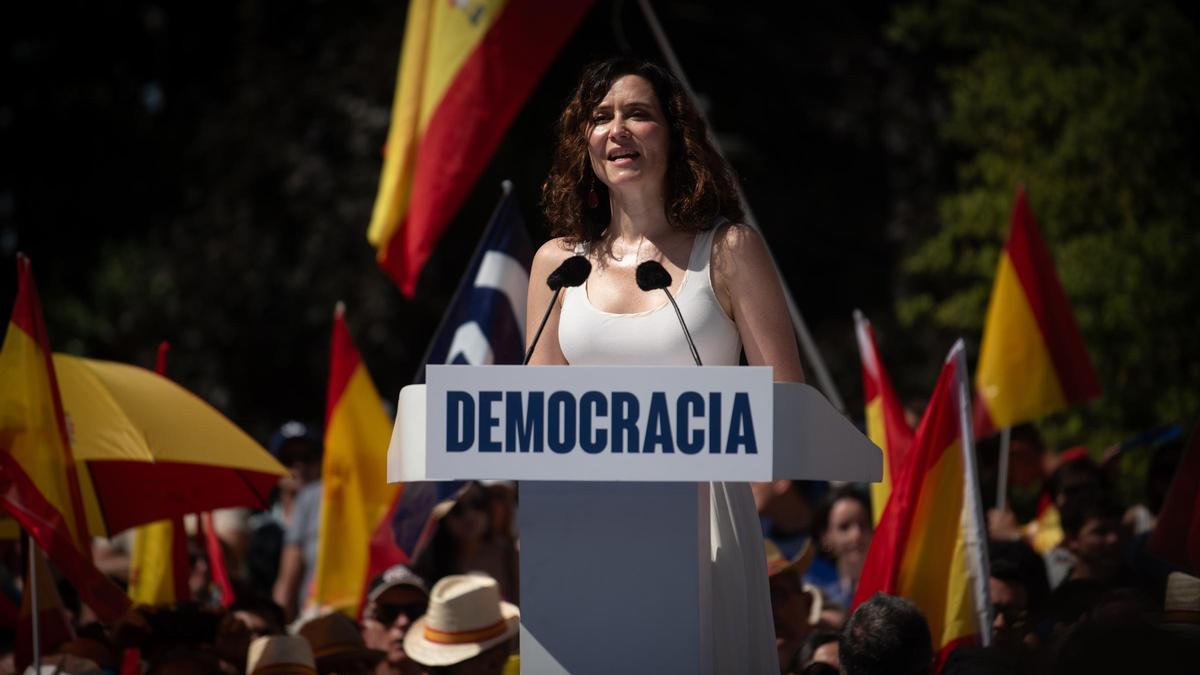 Ayuso denuncia la "dictadura de las minorías" y advierte del deterioro democrático en España