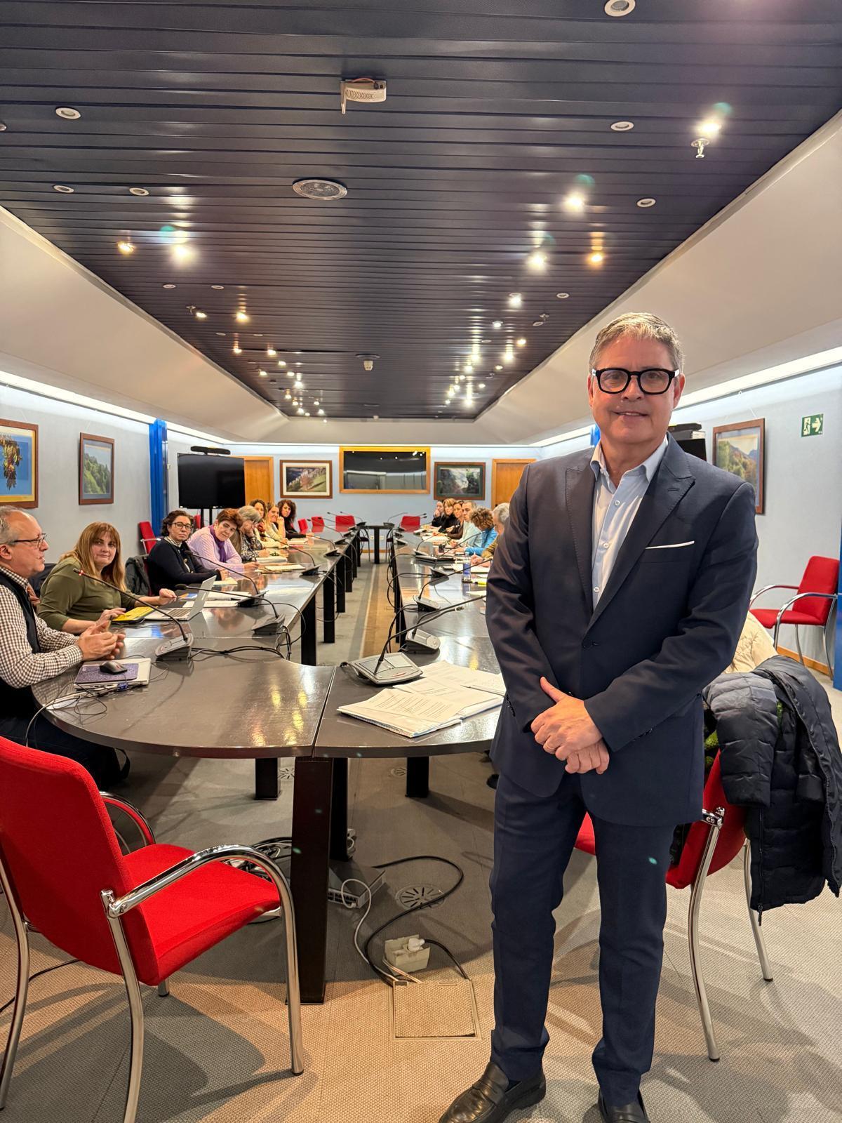 Enrique Nuño preside la reunión de trabajo para comenzar a diseñar la ley del Voluntariado.