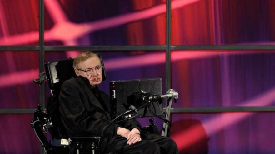 Hawking se desdice 40 años después