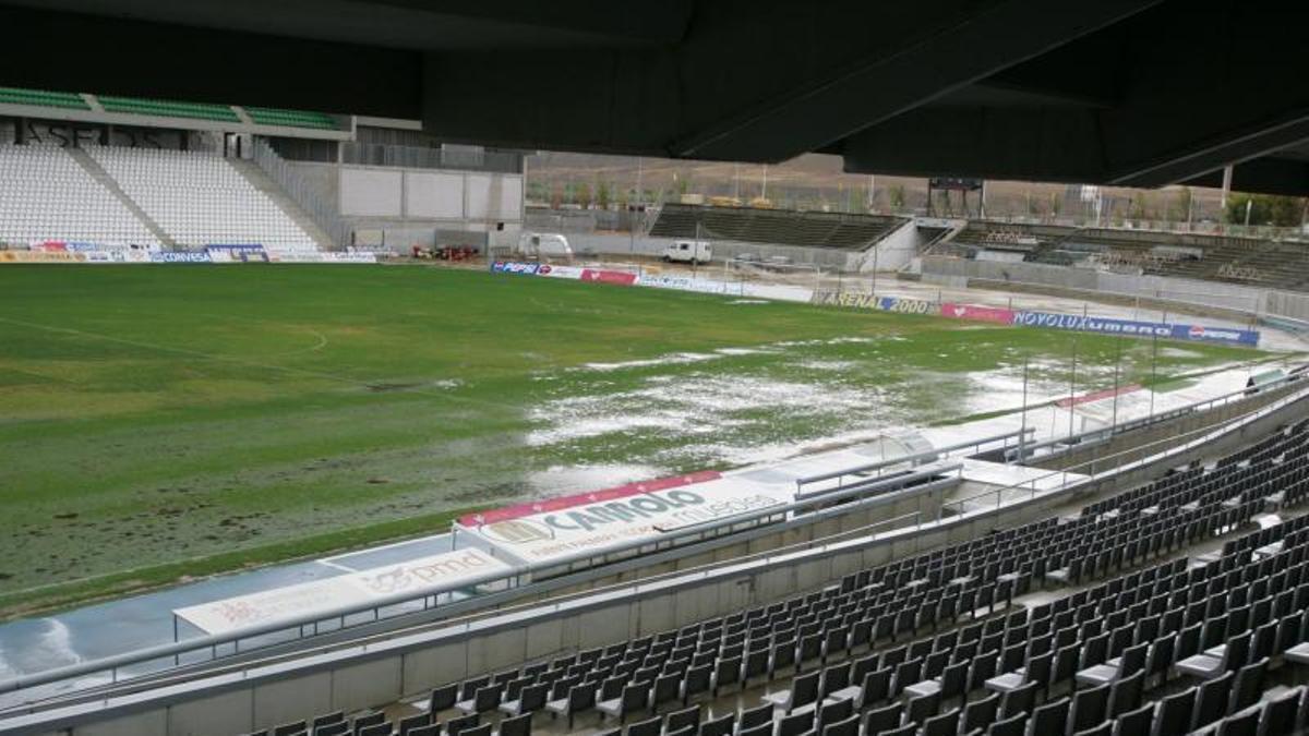 Imagen de archivo del estadio del Arcángel con lluvia.